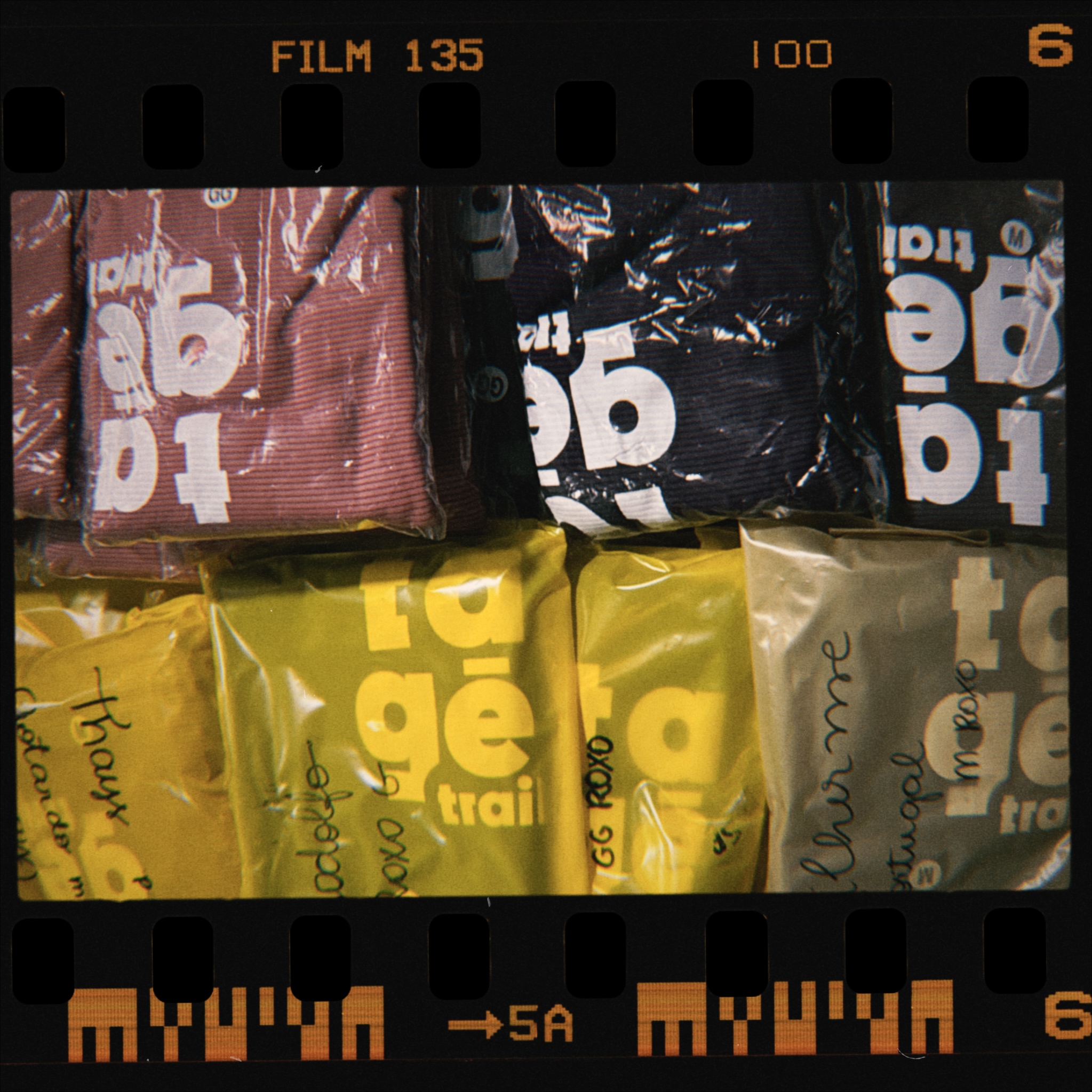 Filme analógico com produtos Tagē Trail