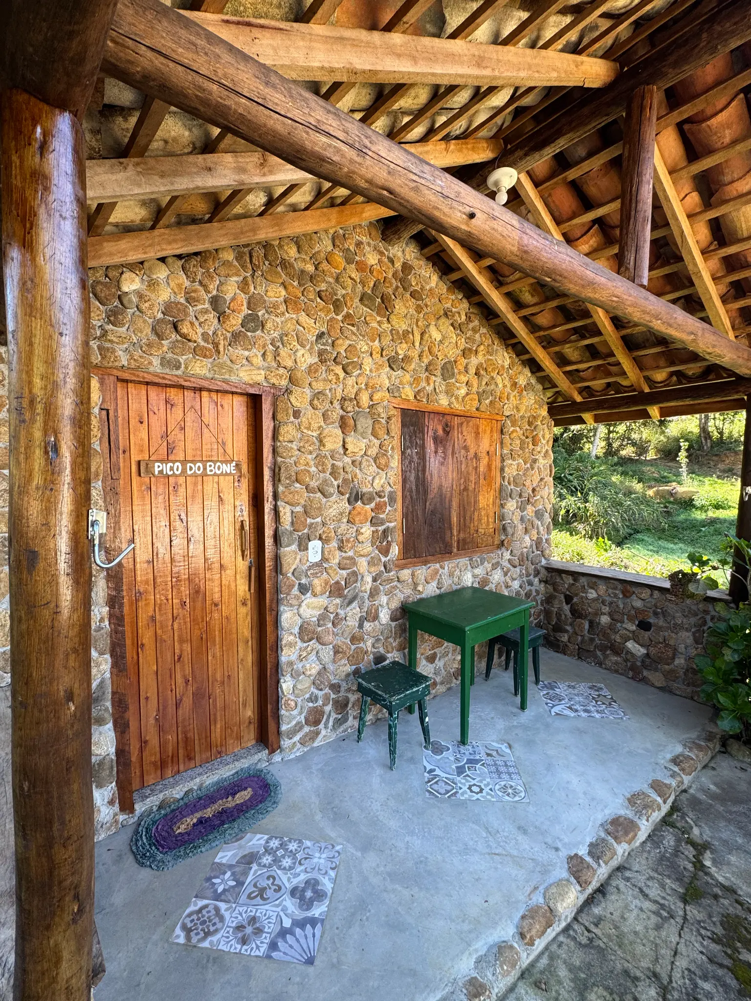 Varanda privativa do chalé Pico do Bone