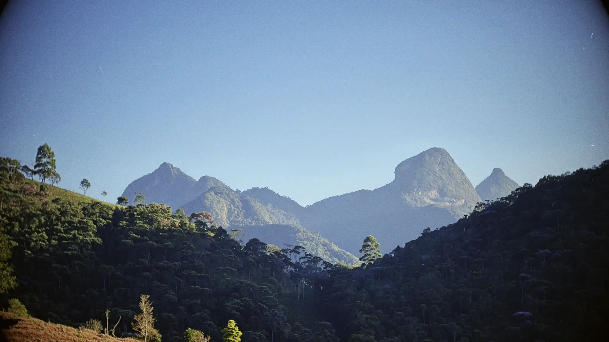 Imersão Total - Vista panorâmica das montanhas azuladas