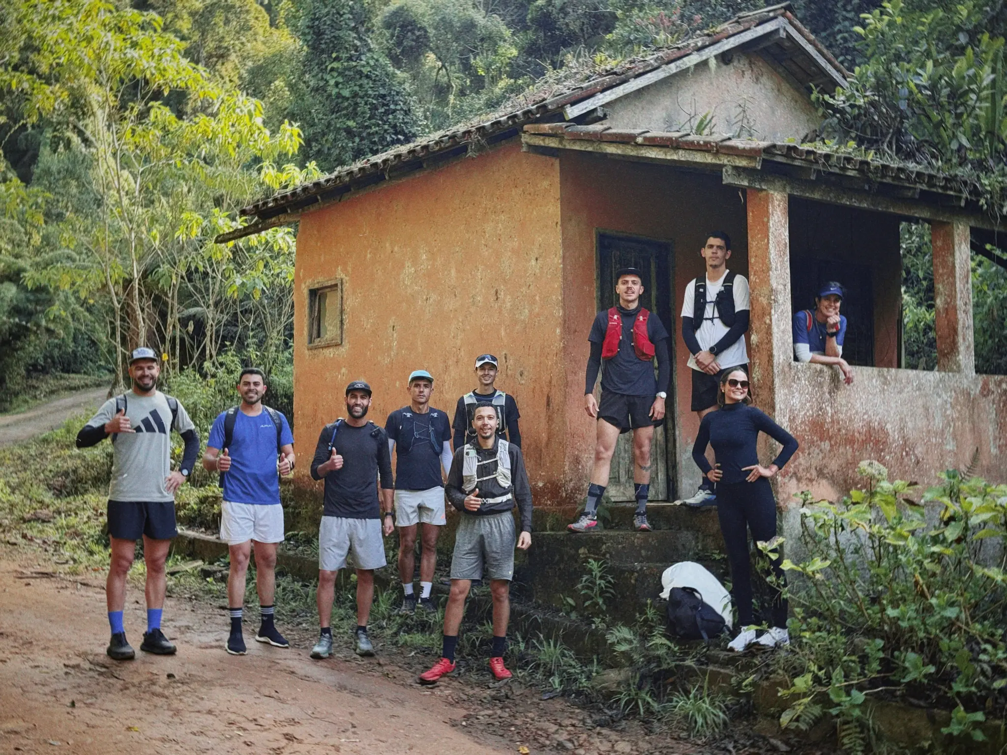 Grupo em casa colonial na trilha