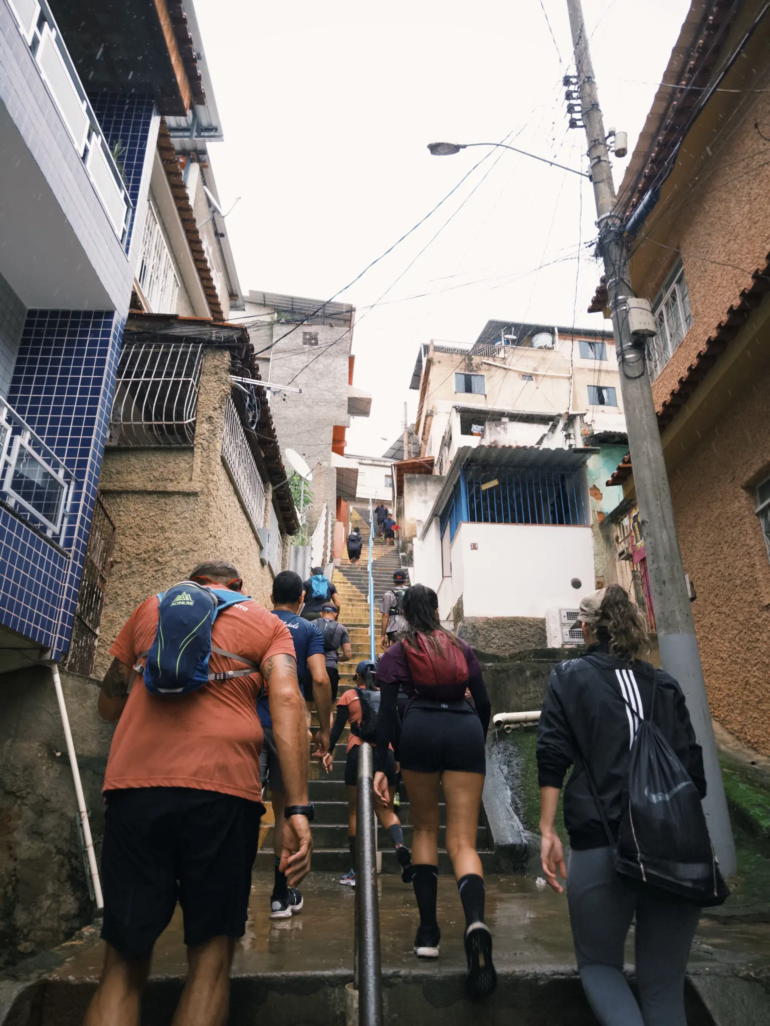 Grupo subindo escadaria urbana