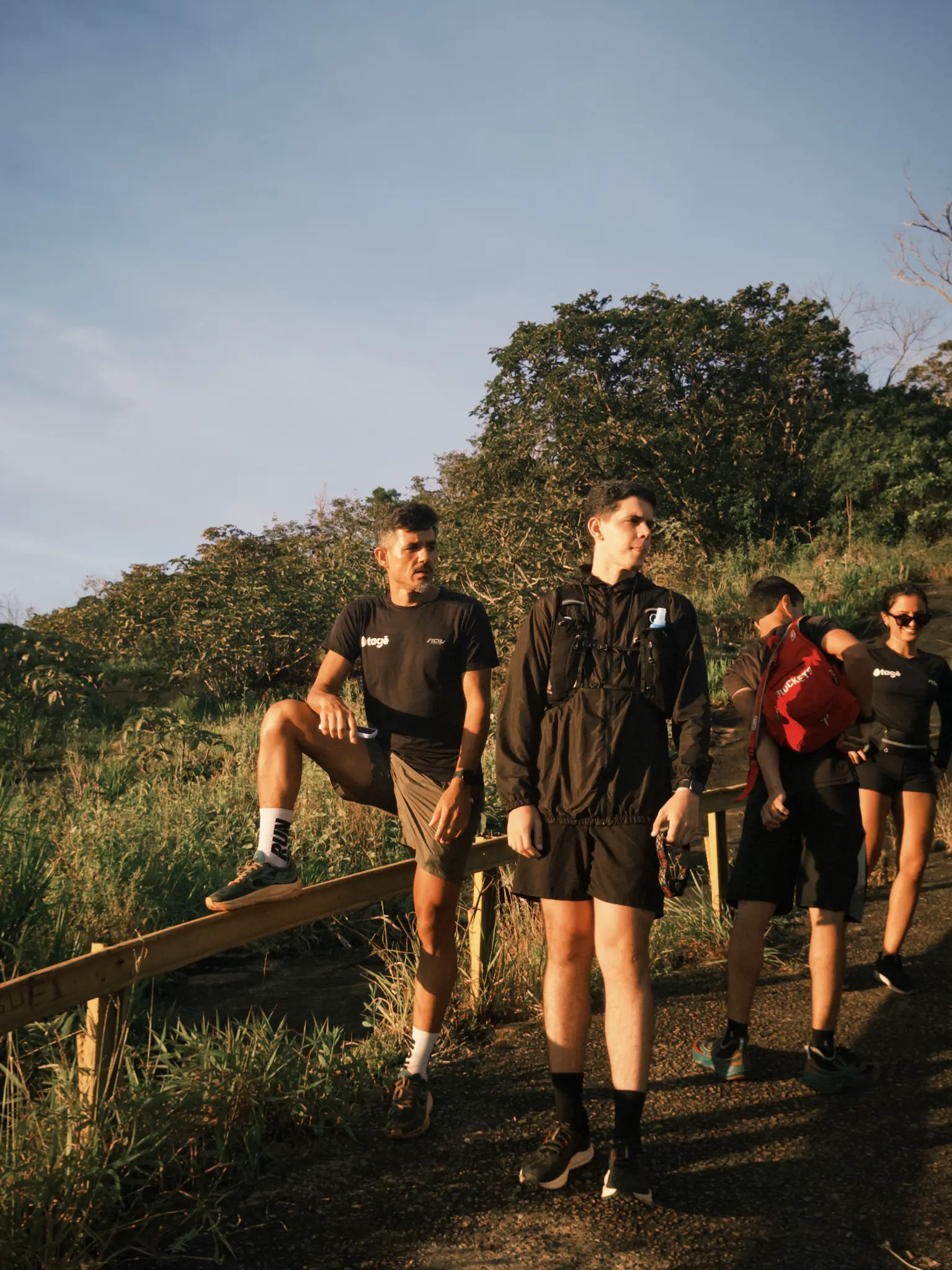 Atletas em trilha ao amanhecer